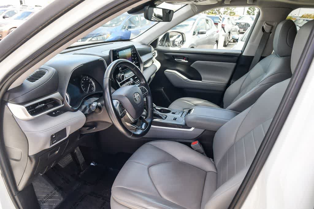 Used 2021 Toyota Highlander XLE FWD image 16