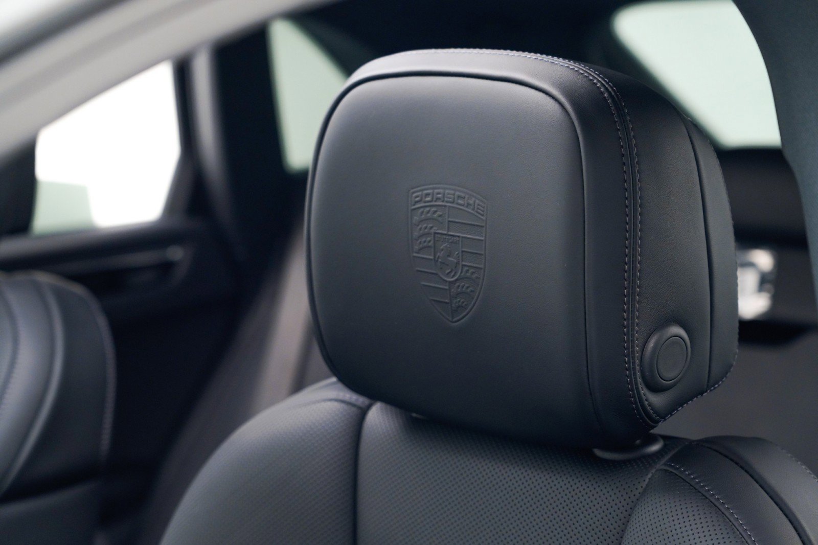 New 2026 Porsche Macan image 18