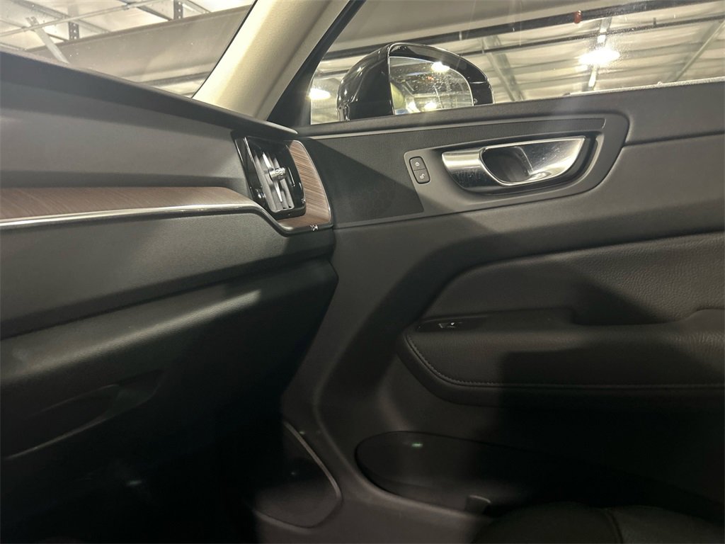 Certified 2021 Volvo XC60 T5 Momentum w/ Premium Package image 21