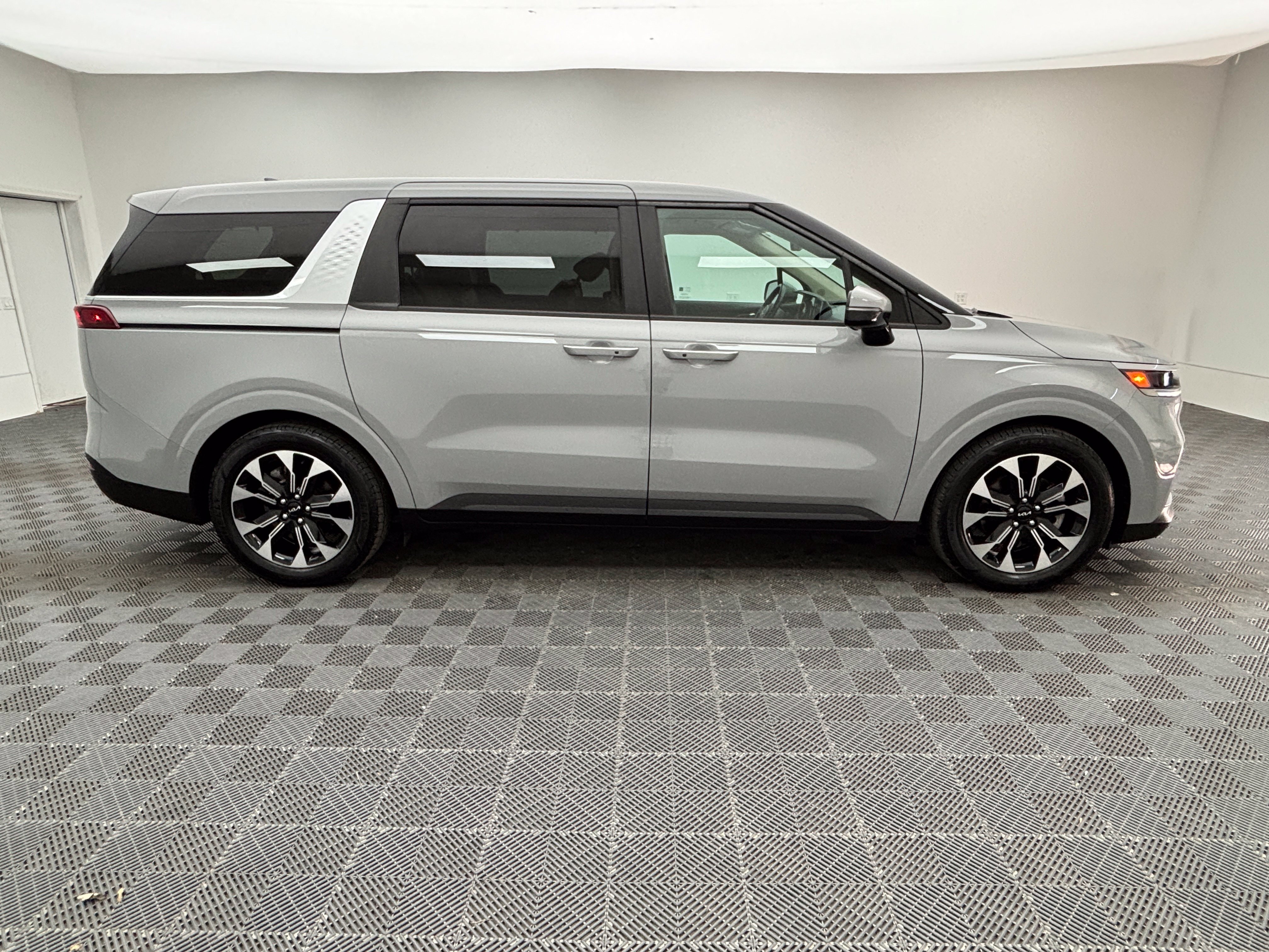 Used 2023 Kia Carnival EX FWD image 5