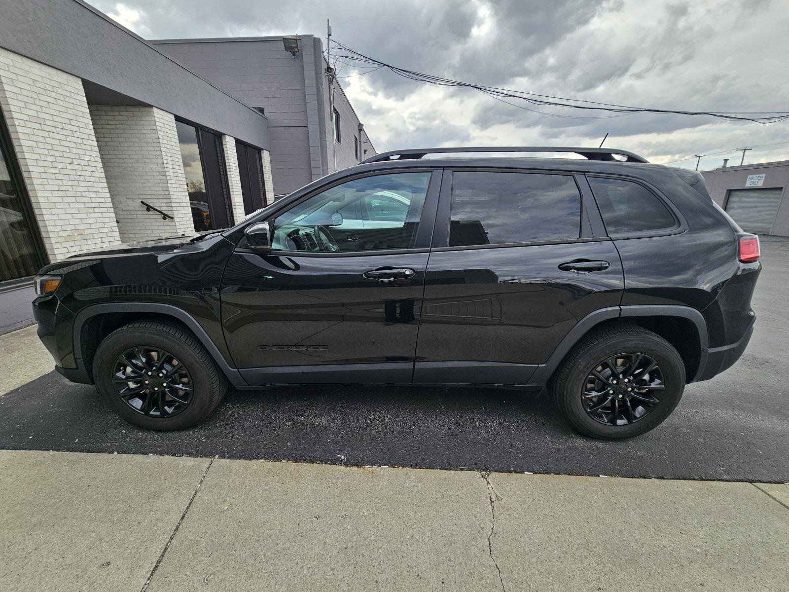 Used 2023 Jeep Cherokee Altitude Lux image 2