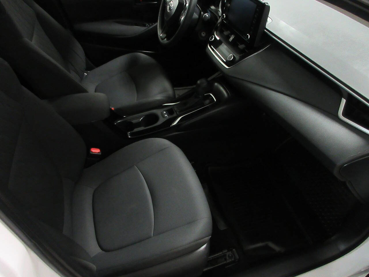 Used 2022 Toyota Corolla LE FWD image 9