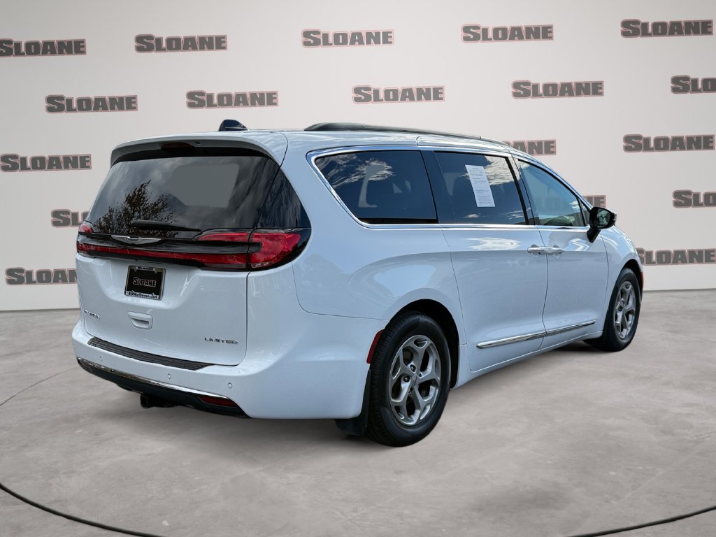Used 2023 Chrysler Pacifica Limited w/ Uconnect Theater Family Group FWD image 5
