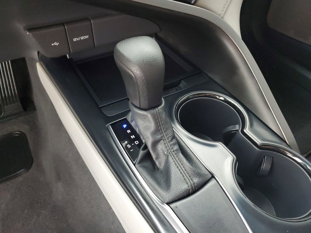 Used 2020 Toyota Camry LE FWD image 18