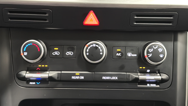 Used 2024 Kia Carnival LX FWD image 17