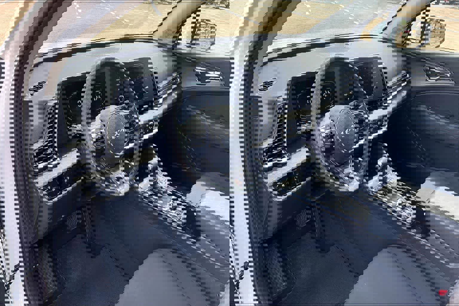 Certified 2025 Kia Sportage LX image 2