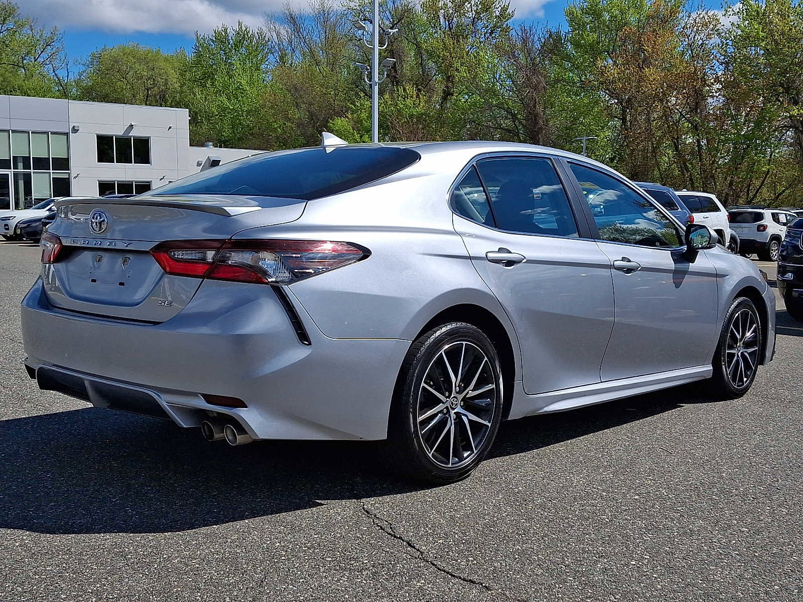 Used 2024 Toyota Camry SE FWD image 6
