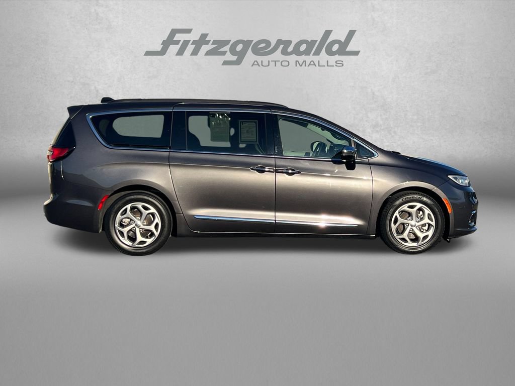 Used 2023 Chrysler Pacifica Limited FWD image 3