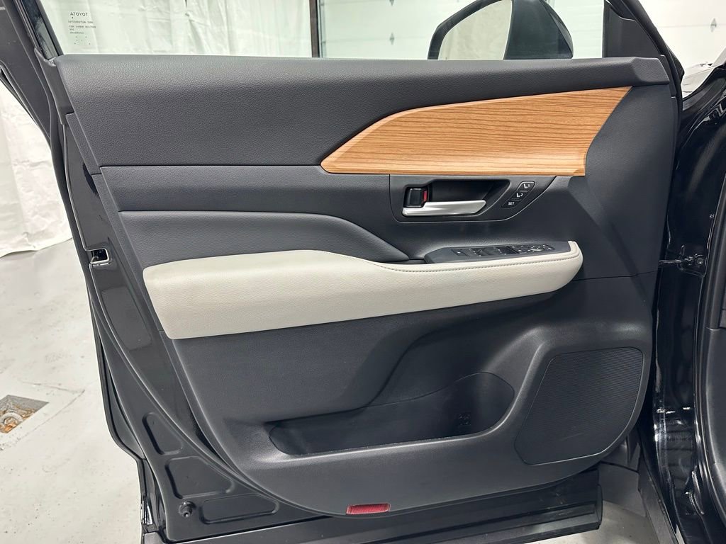 Used 2025 Toyota Grand Highlander AWD image 8