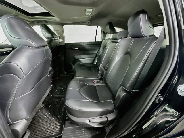 Used 2023 Toyota Highlander XLE AWD/4WD image 25