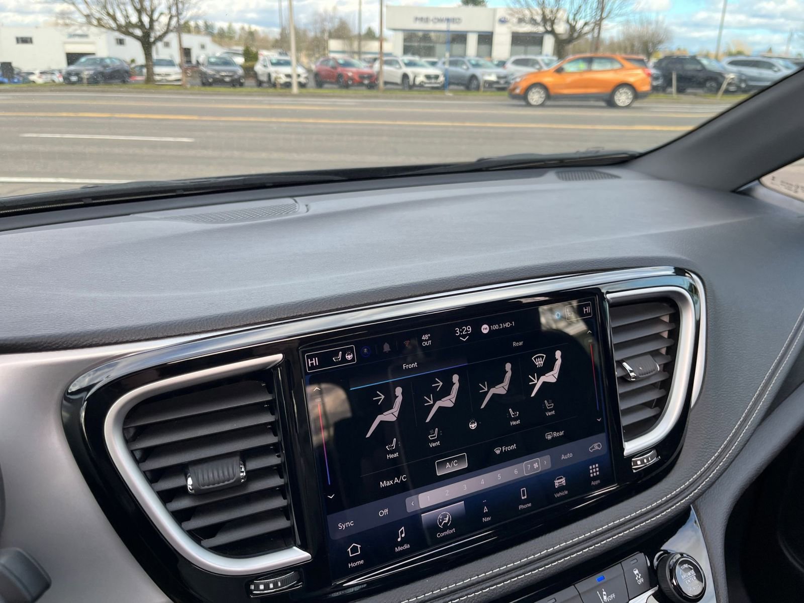 Used 2025 Chrysler Pacifica Limited image 17