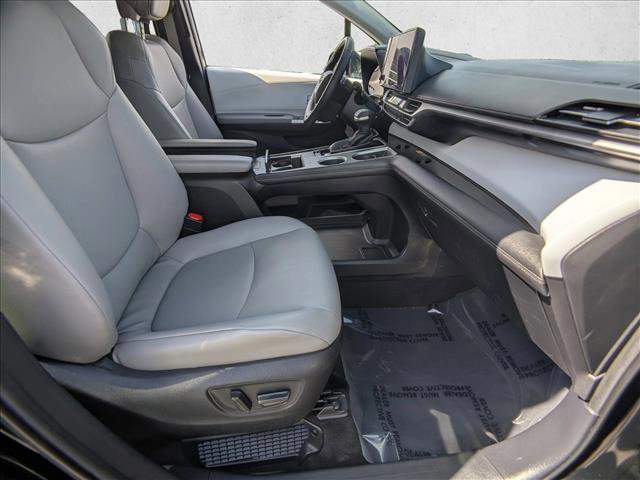 Used 2025 Toyota Sienna XLE FWD image 21