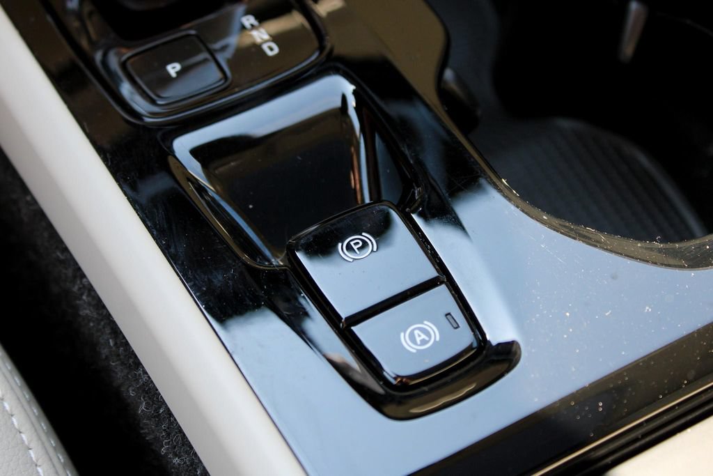 Certified 2025 Volvo XC40 B5 Ultra w/ Protection Package Premier AWD/4WD image 38