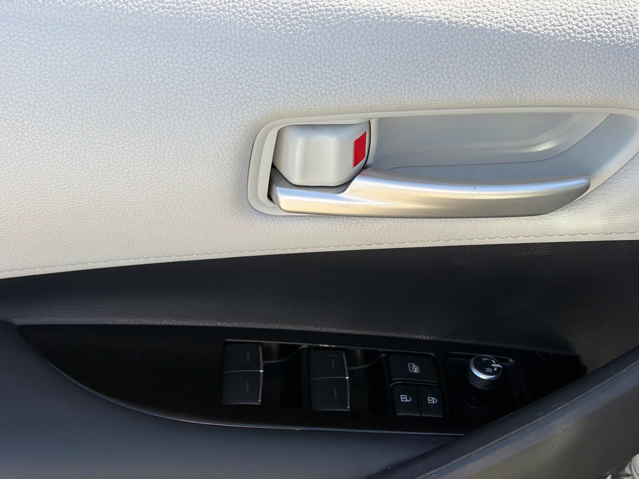 Used 2019 Toyota Corolla SE w/ Carpet Mat Package FWD image 5
