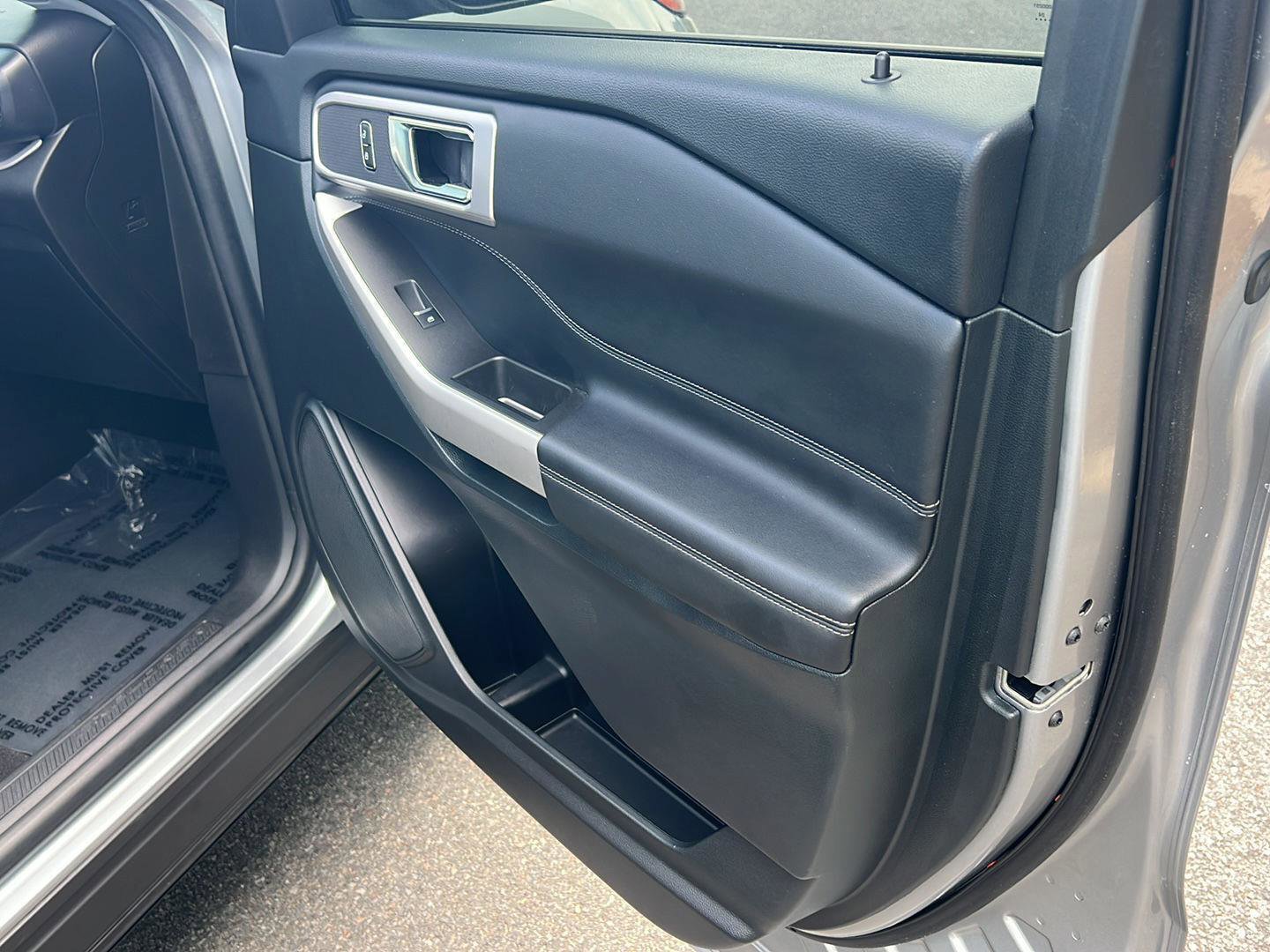 Certified 2024 Ford Explorer XLT RWD image 15