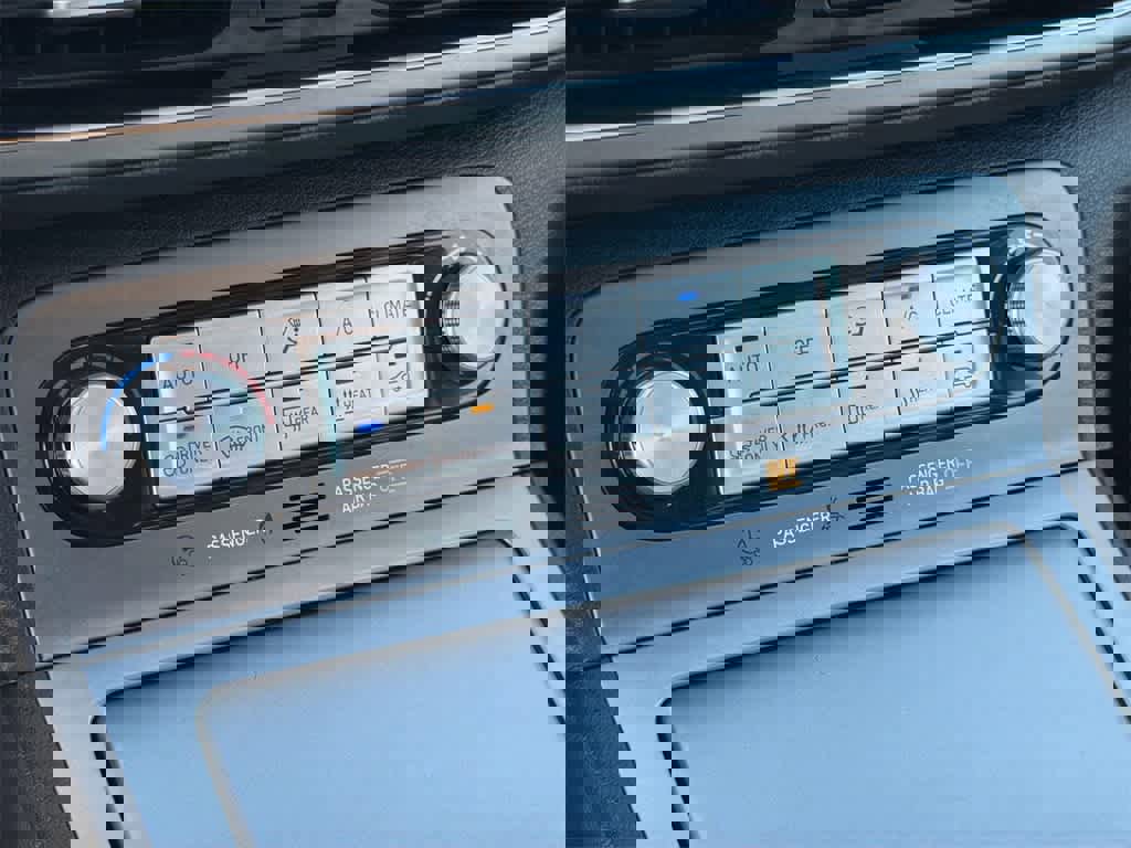 Used 2023 Hyundai Kona SE image 16