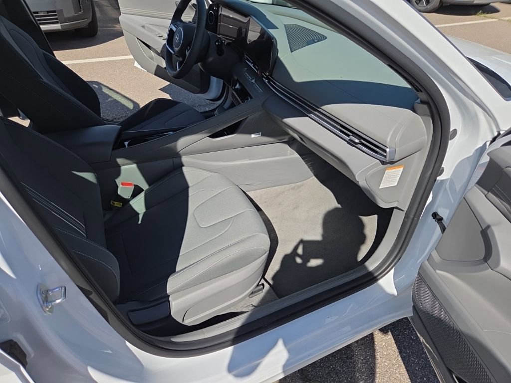 Used 2025 Hyundai Elantra SEL FWD image 28