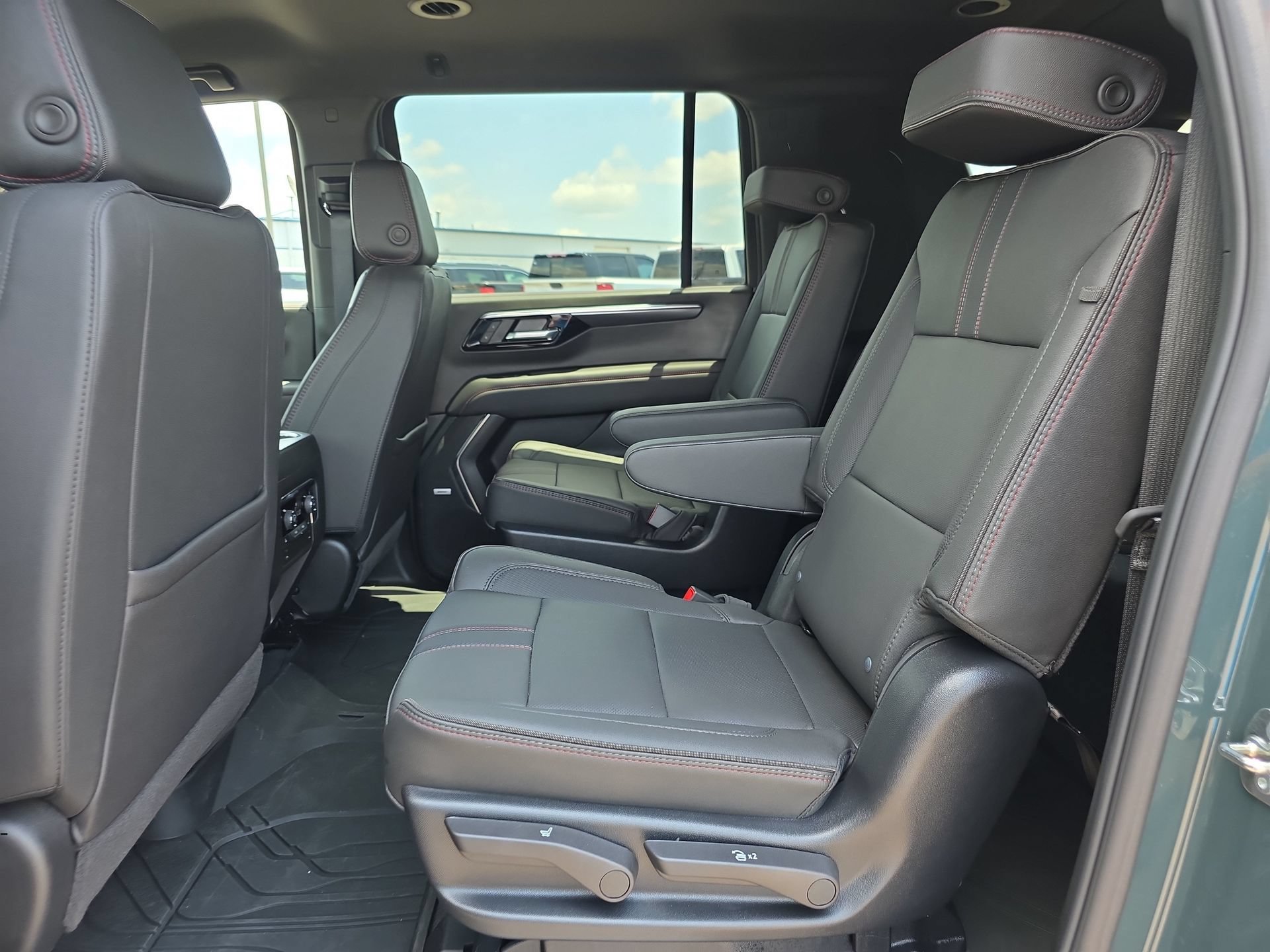 Used 2026 Chevrolet Suburban RST w/ Comfort Package RWD image 11