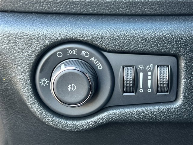 New 2026 Chrysler Pacifica Limited w/ Uconnect Theater Family Group image 21