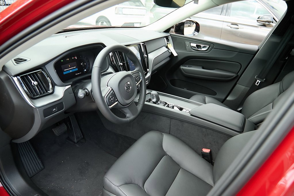 New 2025 Volvo XC60 B5 Core w/ Protection Package Premier image 11