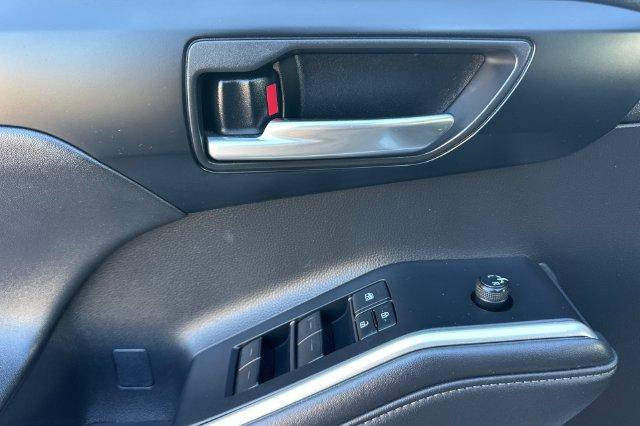 Used 2021 Toyota Highlander XLE FWD image 11