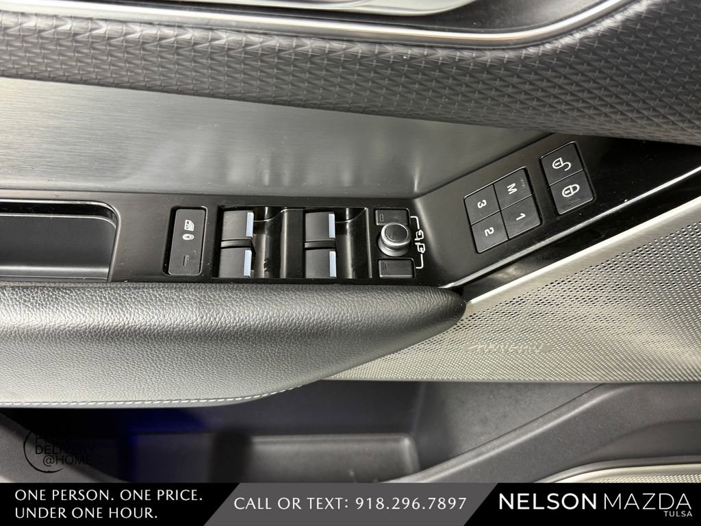 Used 2018 Land Rover Range Rover Velar R-Dynamic SE AWD/4WD image 22