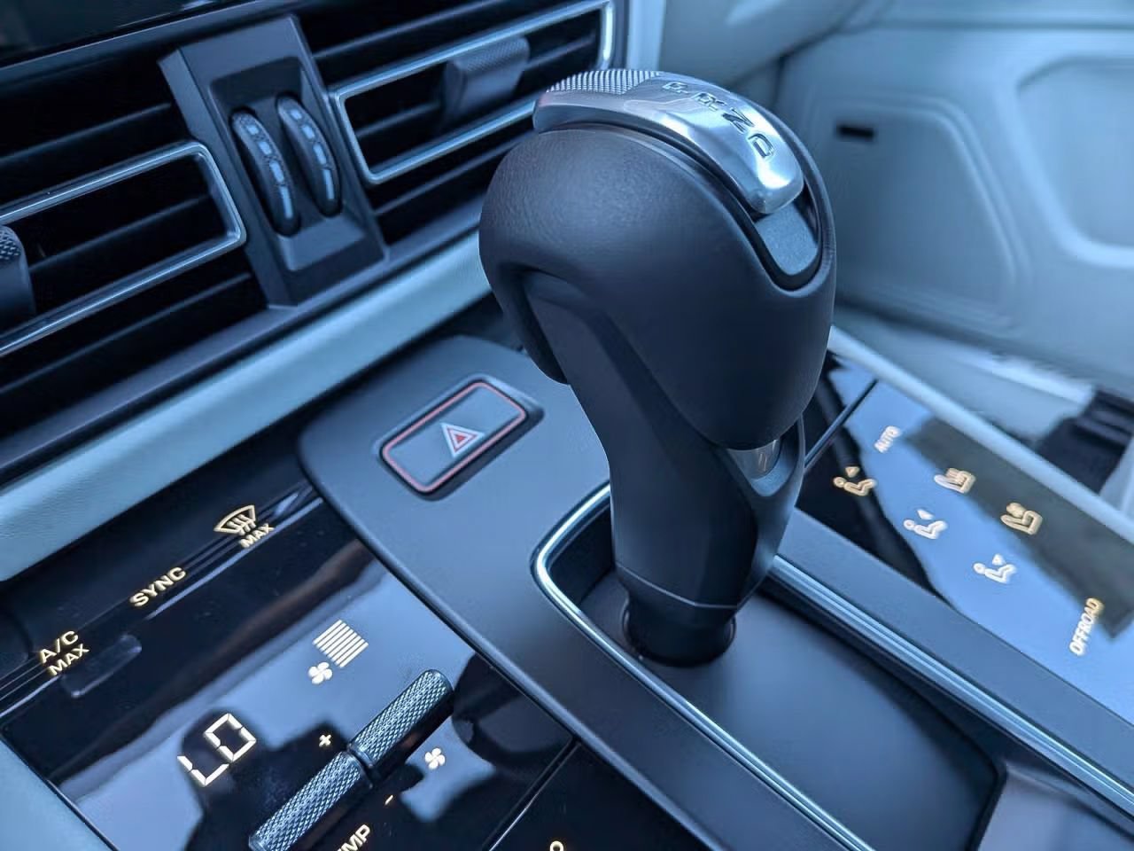 Certified 2025 Porsche Macan S AWD/4WD image 21
