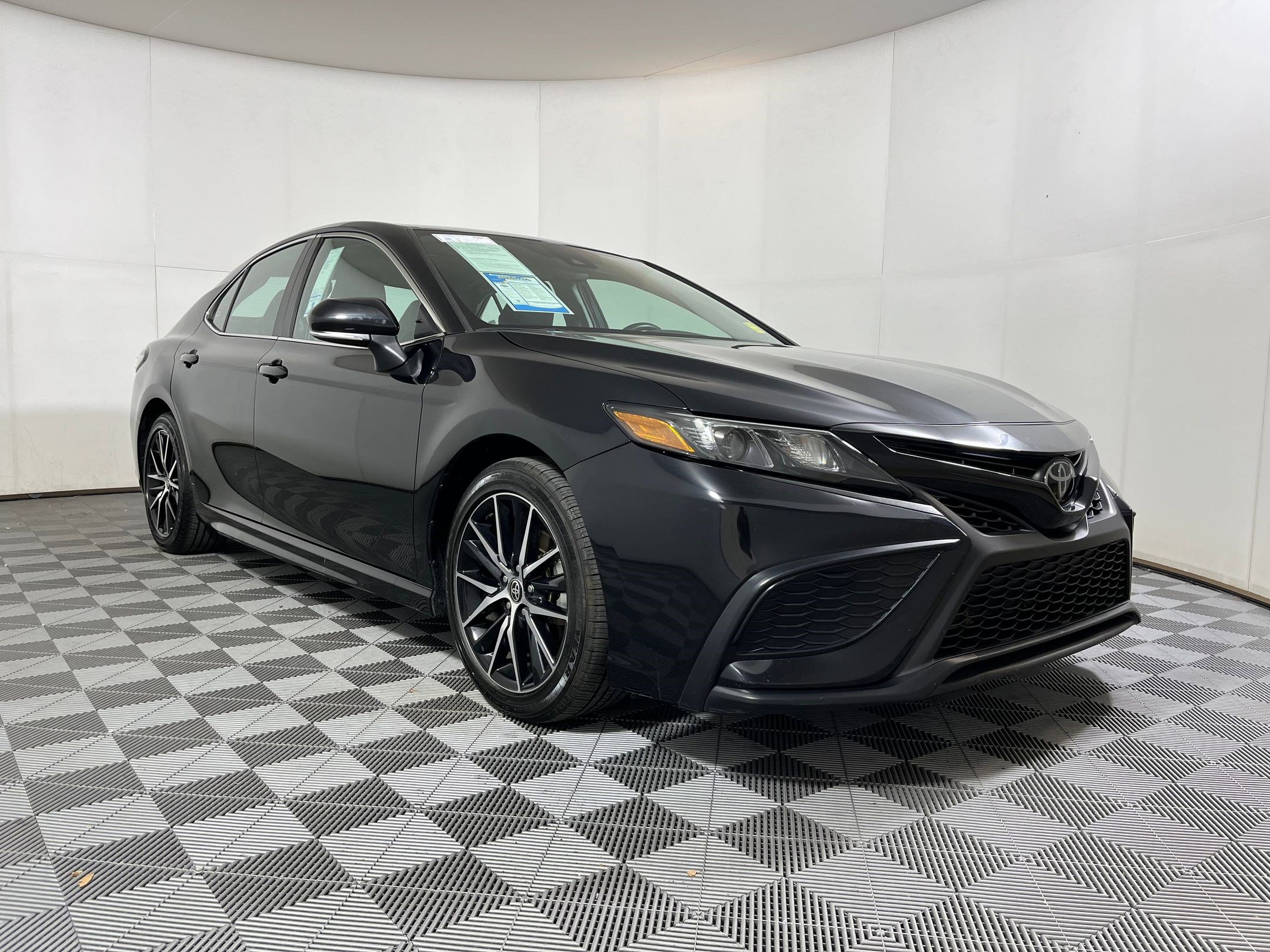 Used 2024 Toyota Camry SE image 6