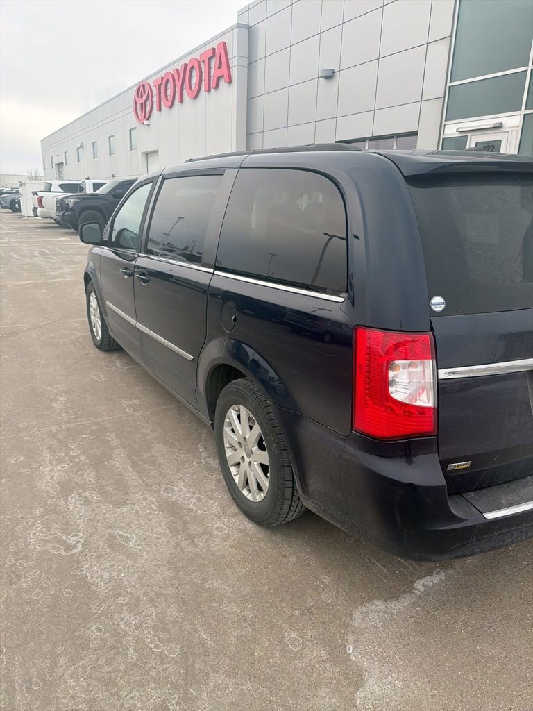 Used 2016 Chrysler Town & Country Touring image 4