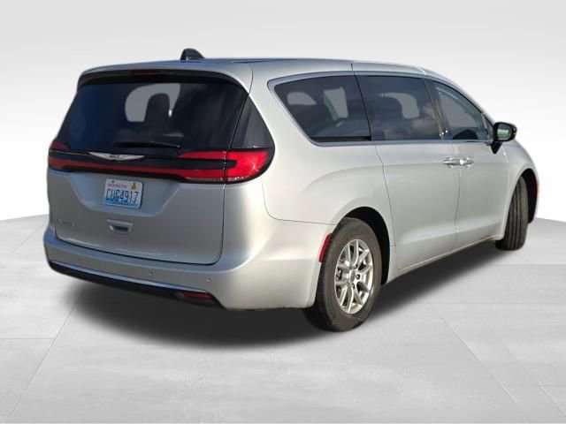Used 2024 Chrysler Pacifica Touring-L image 6