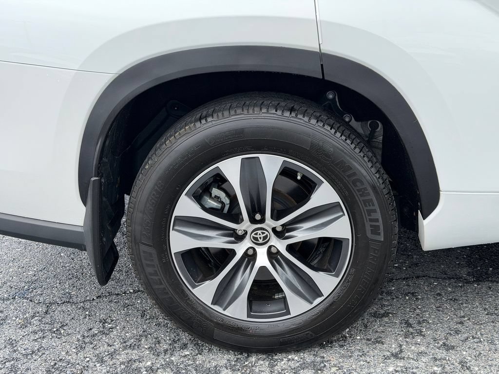 Used 2023 Toyota Highlander XLE FWD image 12