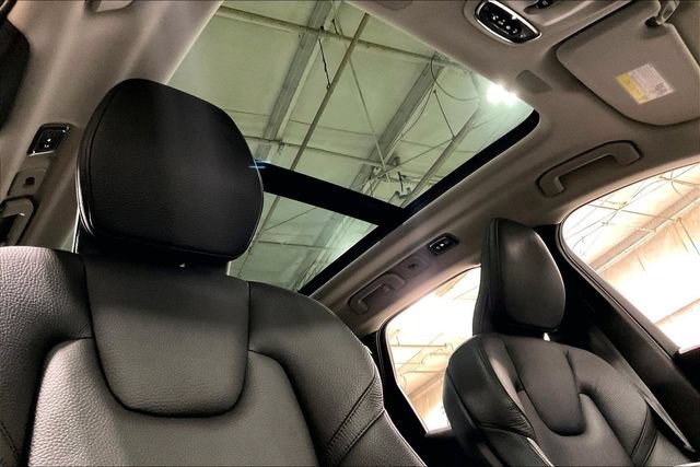 Certified 2021 Volvo XC60 T5 Momentum w/ Advanced Package AWD/4WD image 25