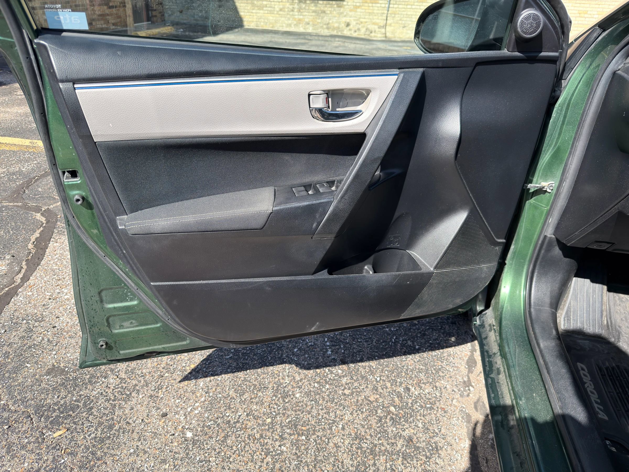 Used 2016 Toyota Corolla LE FWD image 23