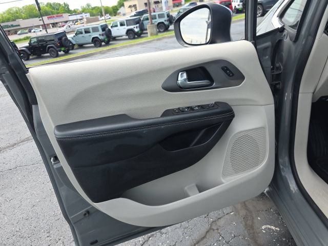 Used 2023 Chrysler Pacifica Touring-L FWD image 11