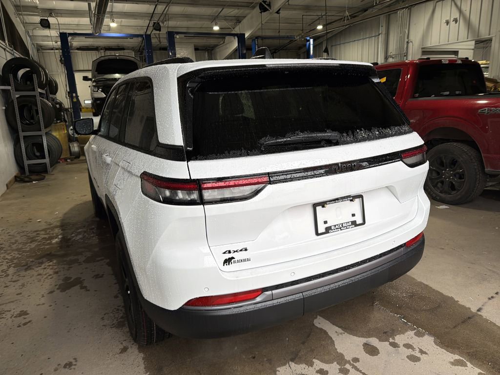 New 2026 Jeep Grand Cherokee Altitude image 7