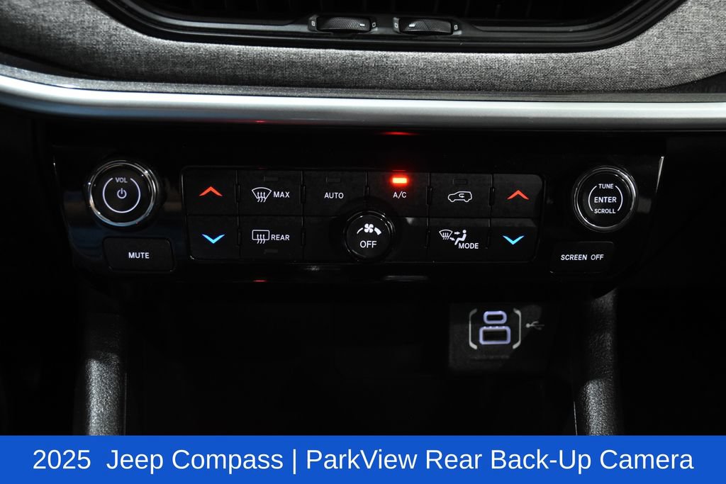 Used 2025 Jeep Compass Latitude w/ Sun & Sound Group AWD/4WD image 22
