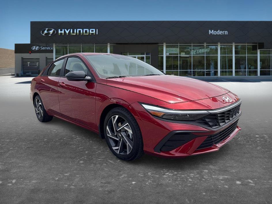 Used 2025 Hyundai Elantra Sport image 2