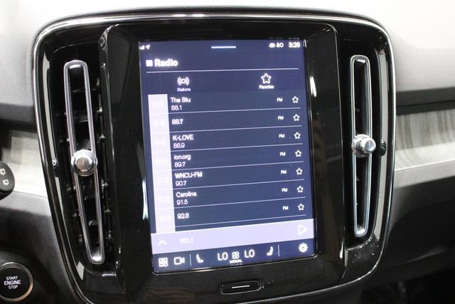 Used 2025 Volvo XC40 B5 Plus image 33