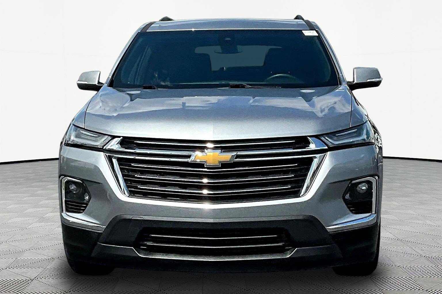 Used 2023 Chevrolet Traverse LT FWD image 2