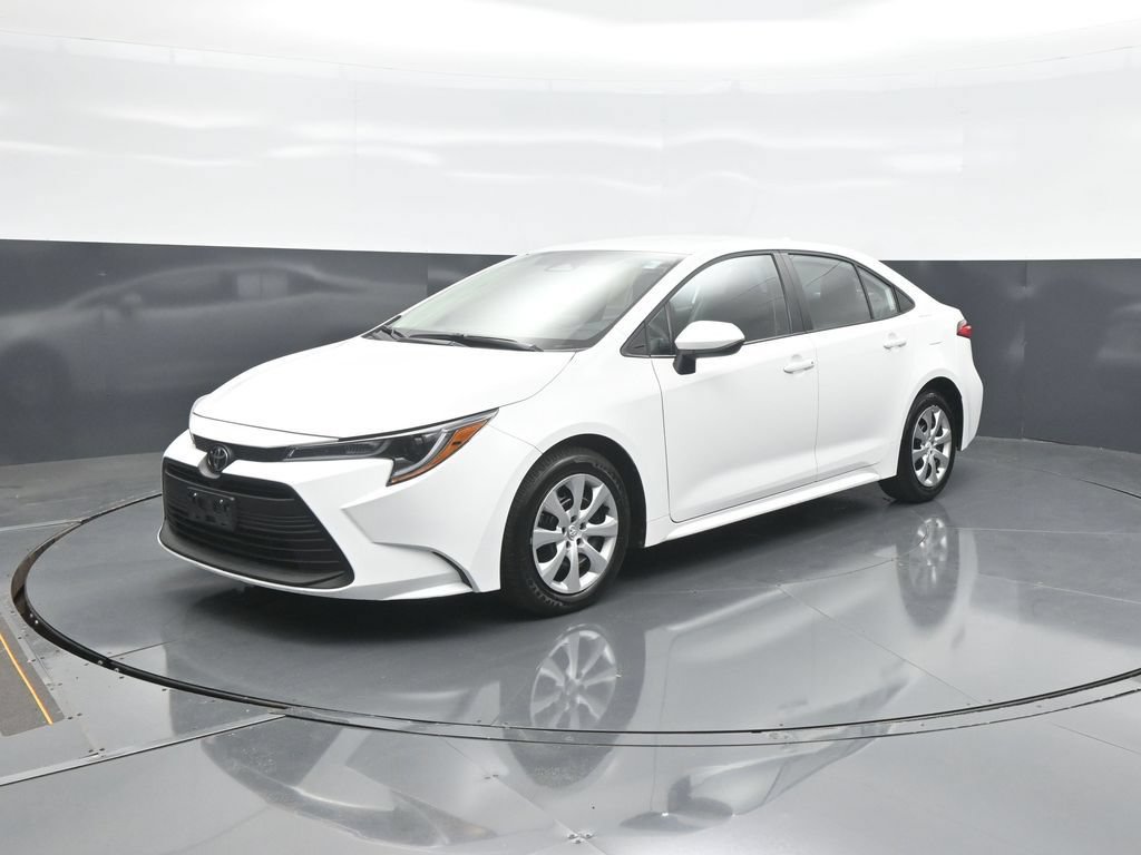 Used 2026 Toyota Corolla LE FWD image 3