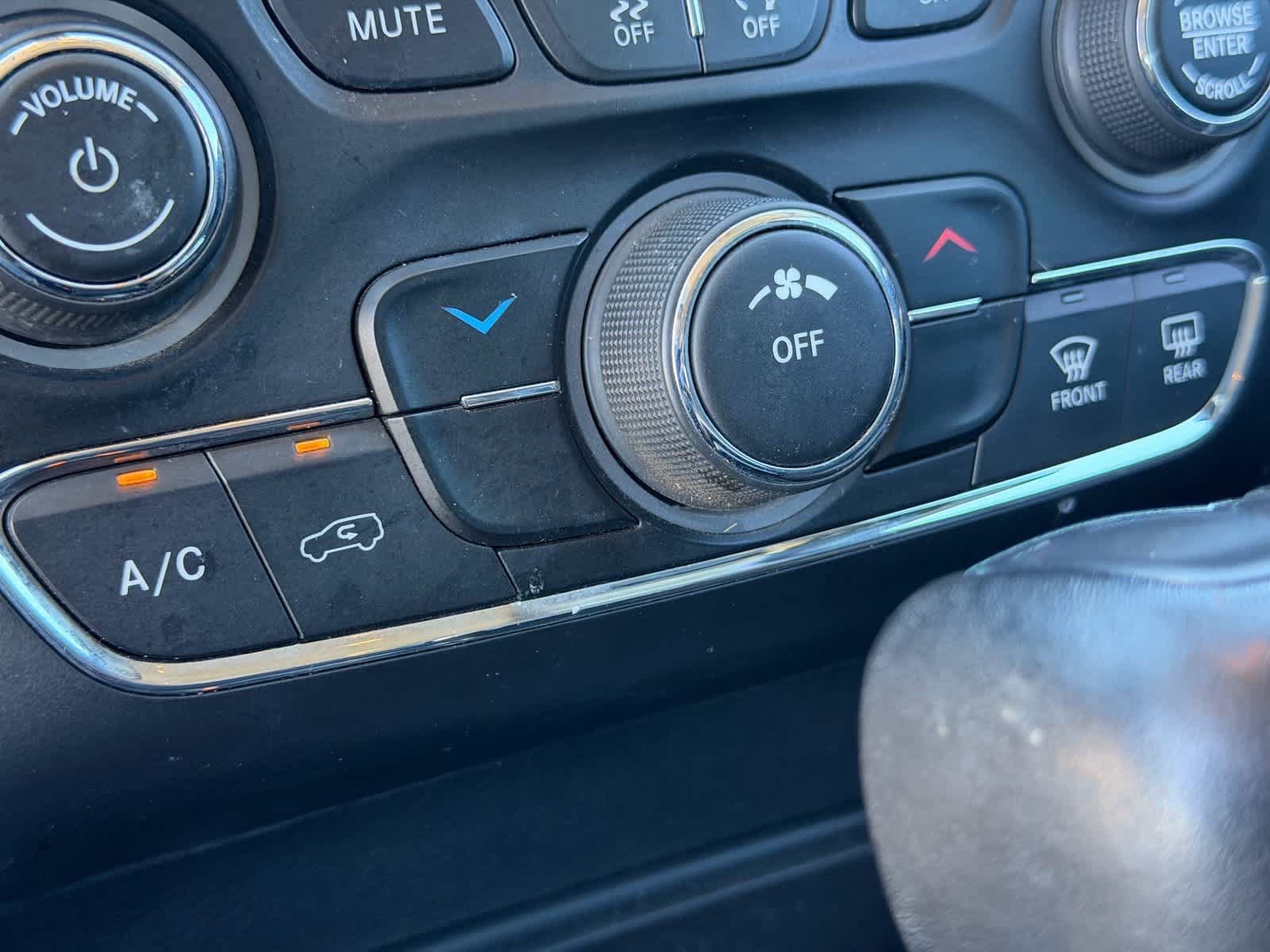 Used 2020 Jeep Cherokee Latitude Plus FWD image 23