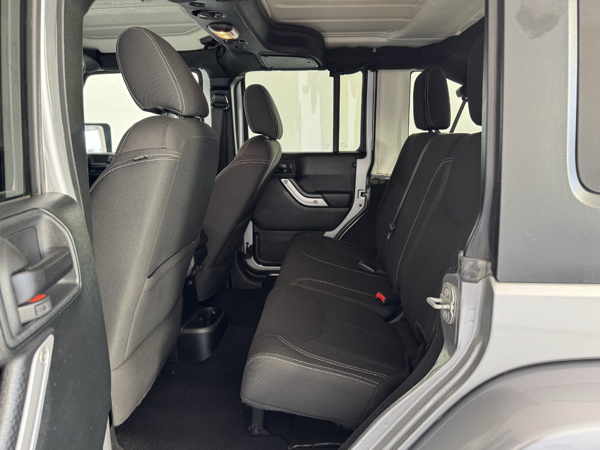 Used 2018 Jeep Wrangler Unlimited Sahara AWD/4WD image 15