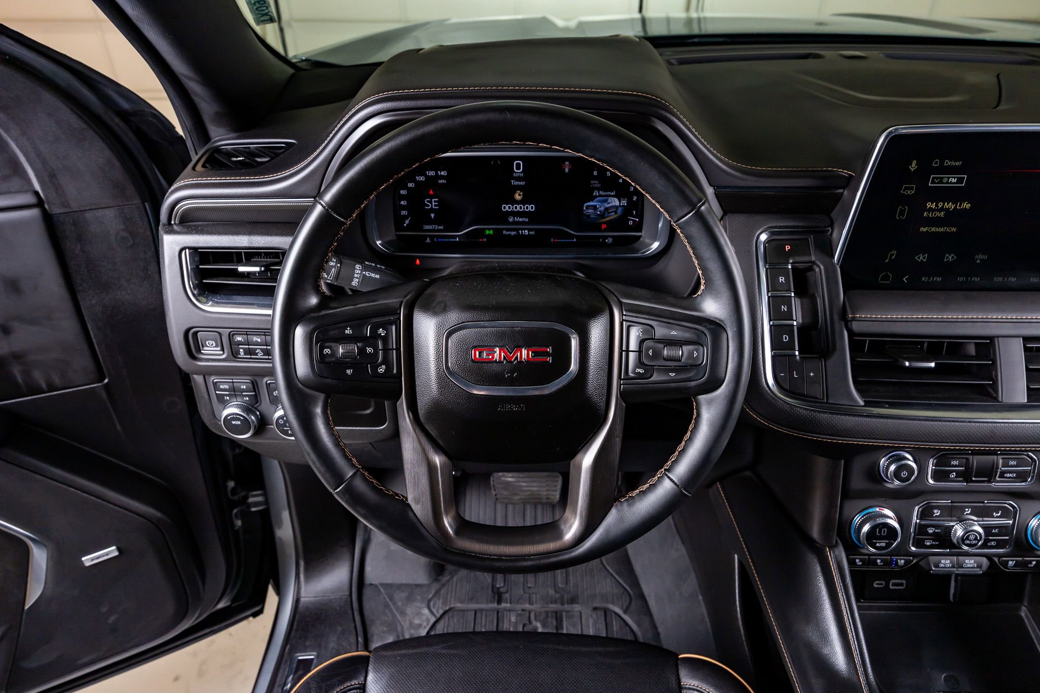 Used 2023 GMC Yukon AT4 w/ Technology Package AWD/4WD image 18