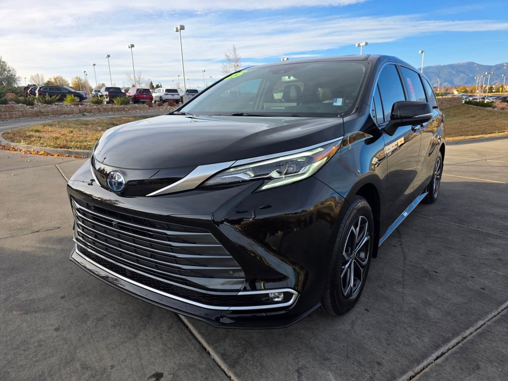Used 2025 Toyota Sienna Platinum image 3