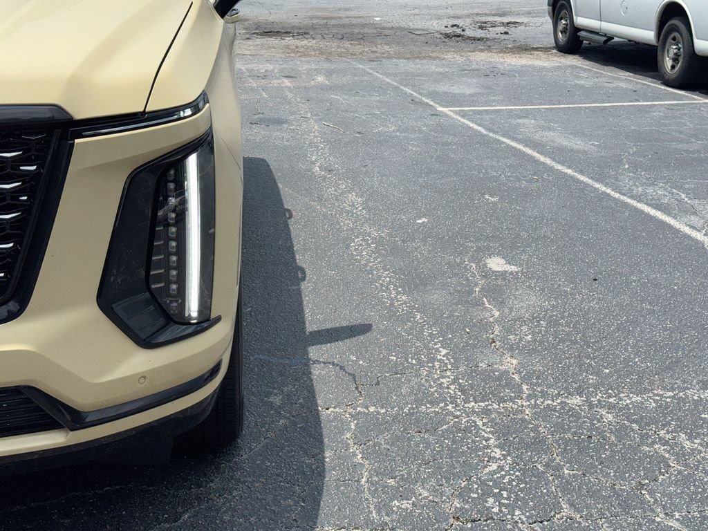 Used 2025 Cadillac Escalade Premium Luxury AWD/4WD image 10