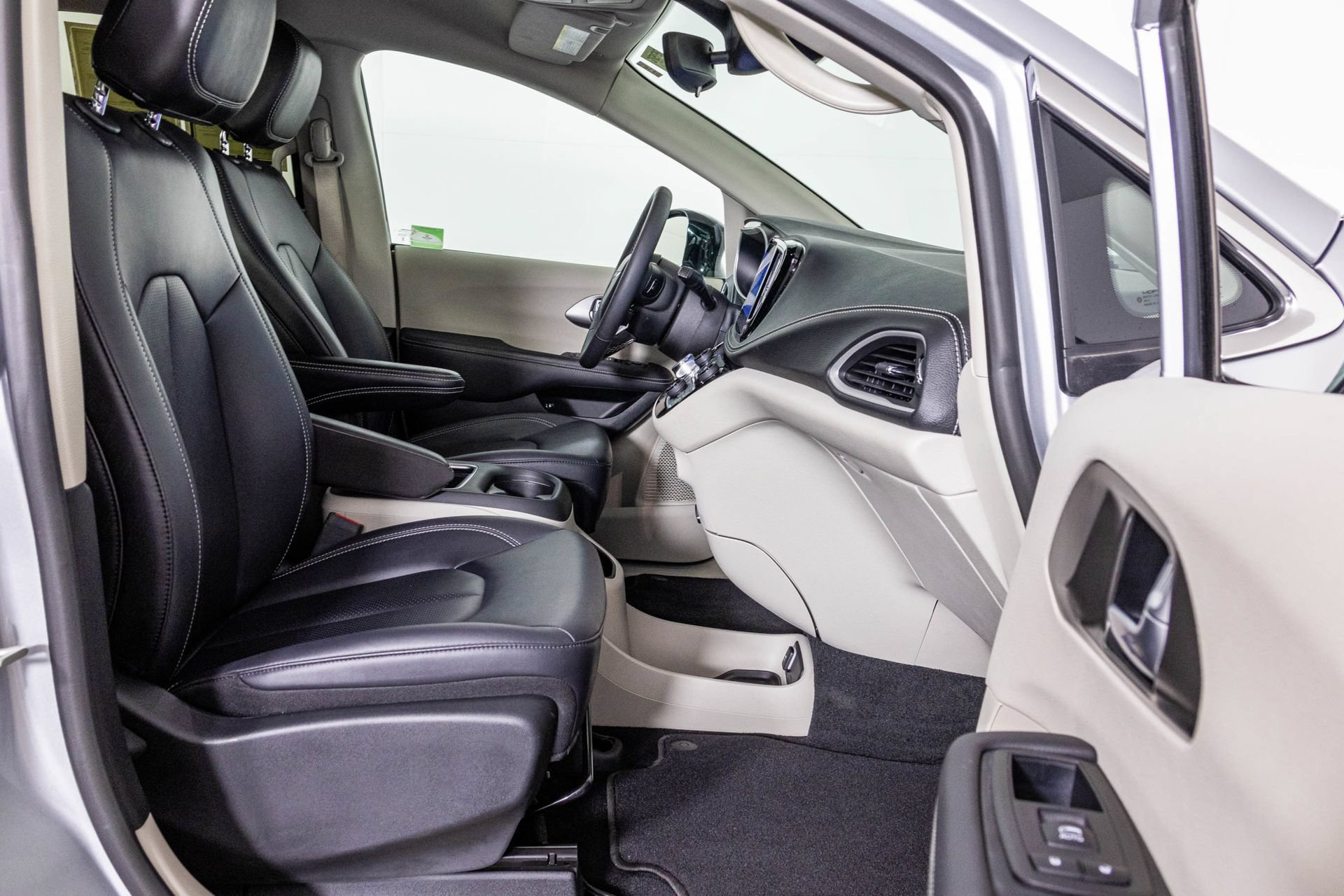 Used 2024 Chrysler Pacifica Limited FWD image 46