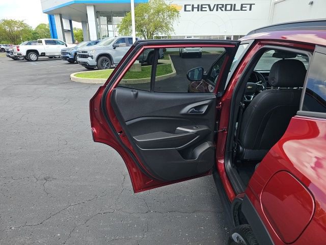 Used 2024 Chevrolet Trax LT w/ LT Convenience Package image 24