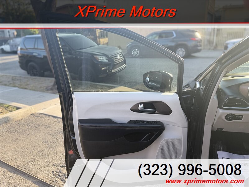 Used 2019 Chrysler Pacifica Touring-L w/ Advanced Safetytec Group FWD image 16