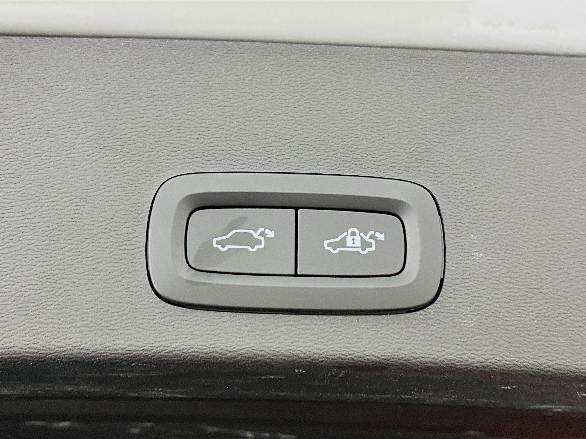 Used 2024 Volvo XC40 B5 Plus image 32