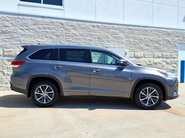 Used 2017 Toyota Highlander XLE w/ Protection Package #3 AWD/4WD image 4